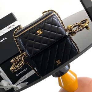 Elegant Black Quilted Crossbody Bag with Gold Chain